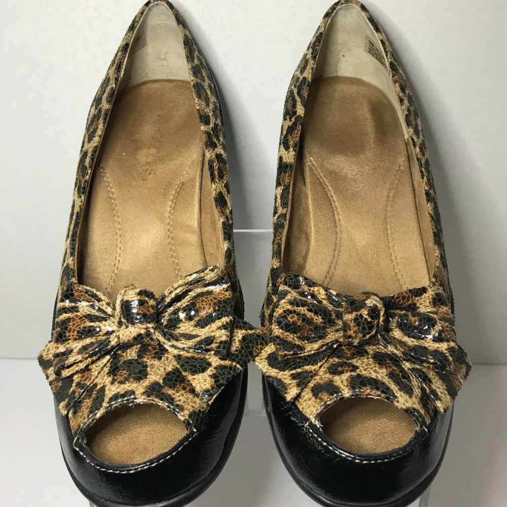 SZ 9 - LIKE NEW LEOPARD AEROSOLE PEEP TOE WEDGE
